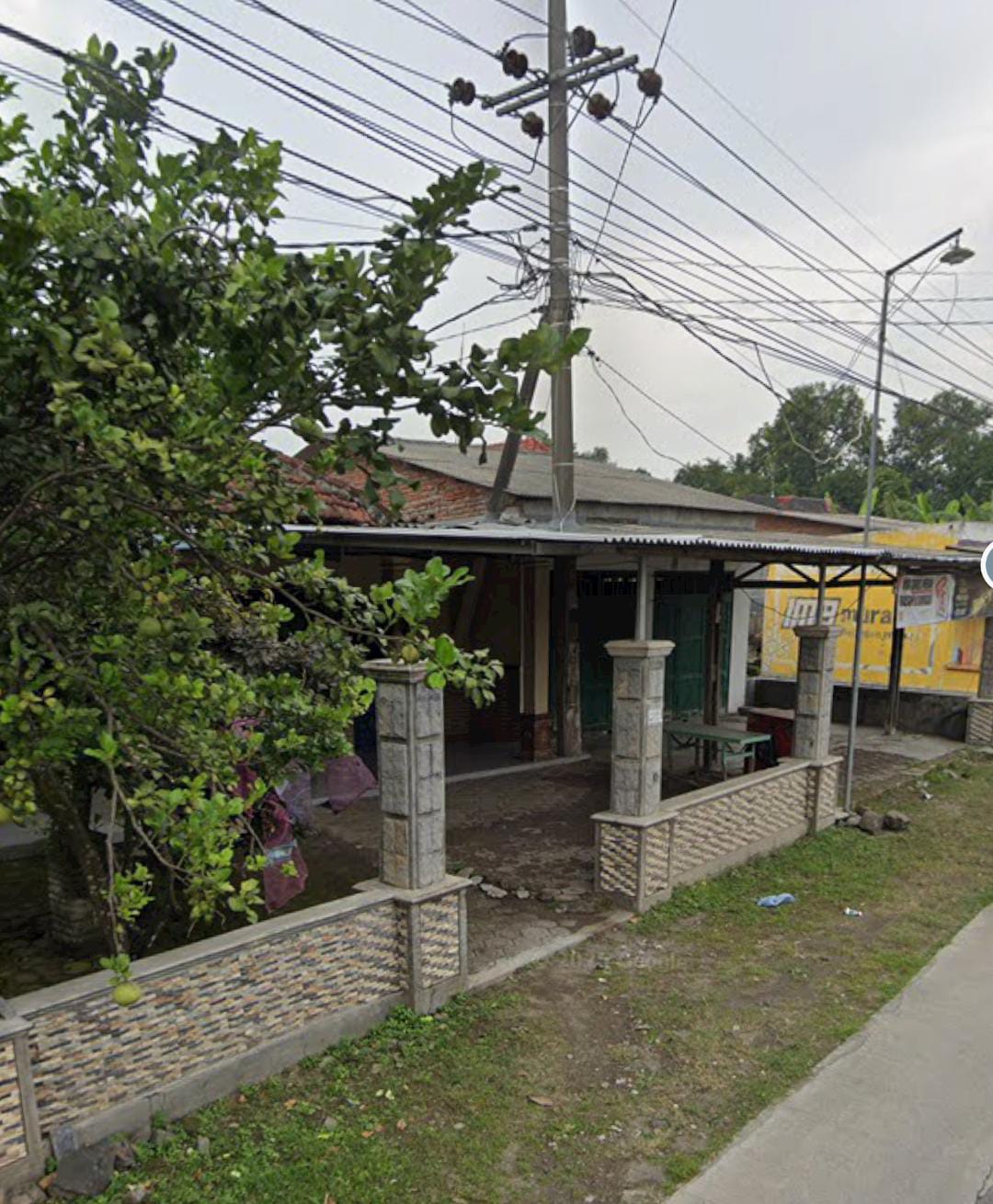 Rumah Pinggir Jalan Utama Kesamben