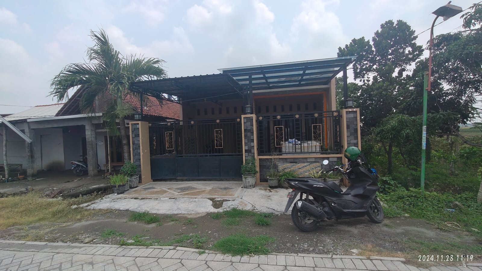 Rumah Mewah & Asri di Desa Jatibanjar Ploso