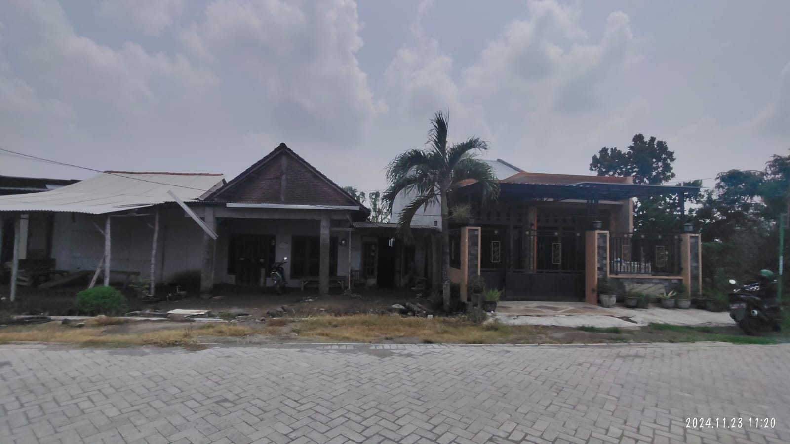 Rumah Mewah & Asri di Desa Jatibanjar Ploso