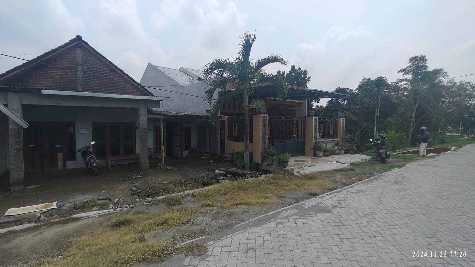 Rumah Mewah & Asri di Desa Jatibanjar Ploso