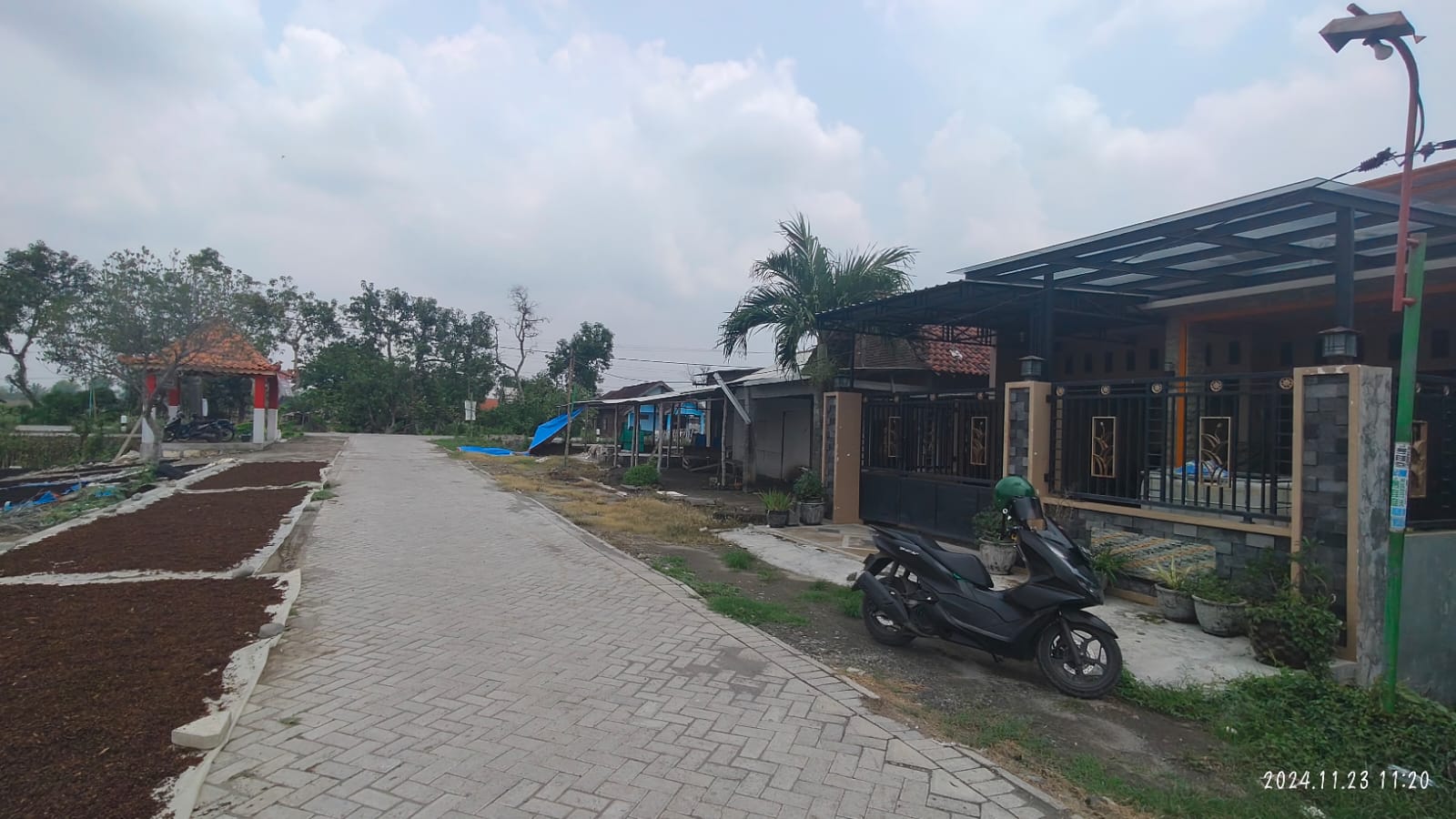 Rumah Mewah & Asri di Desa Jatibanjar Ploso