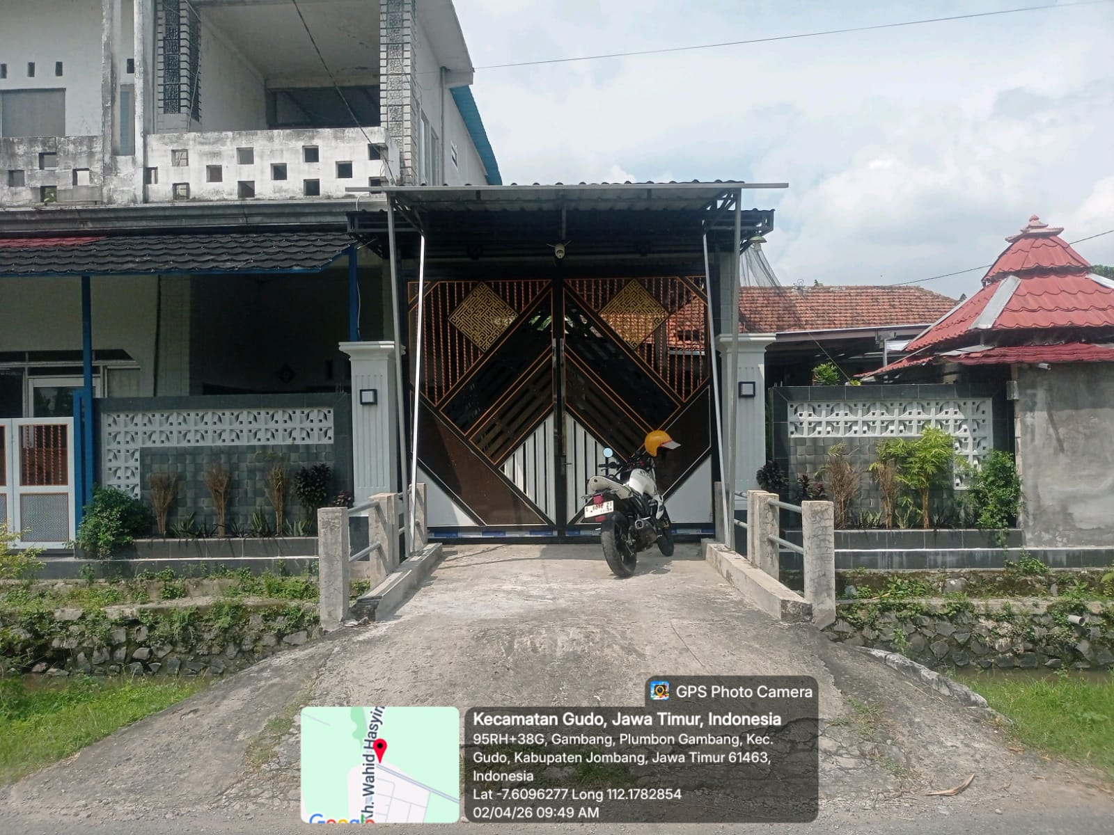 Rumah Hunian Dua Tingkat di Pinggir Jalan Gudo