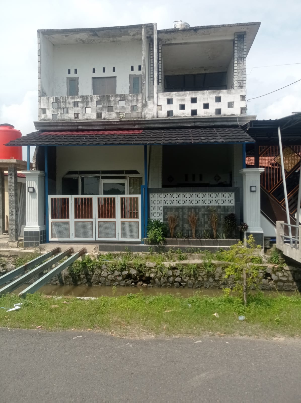 Rumah Hunian Dua Tingkat di Pinggir Jalan Gudo
