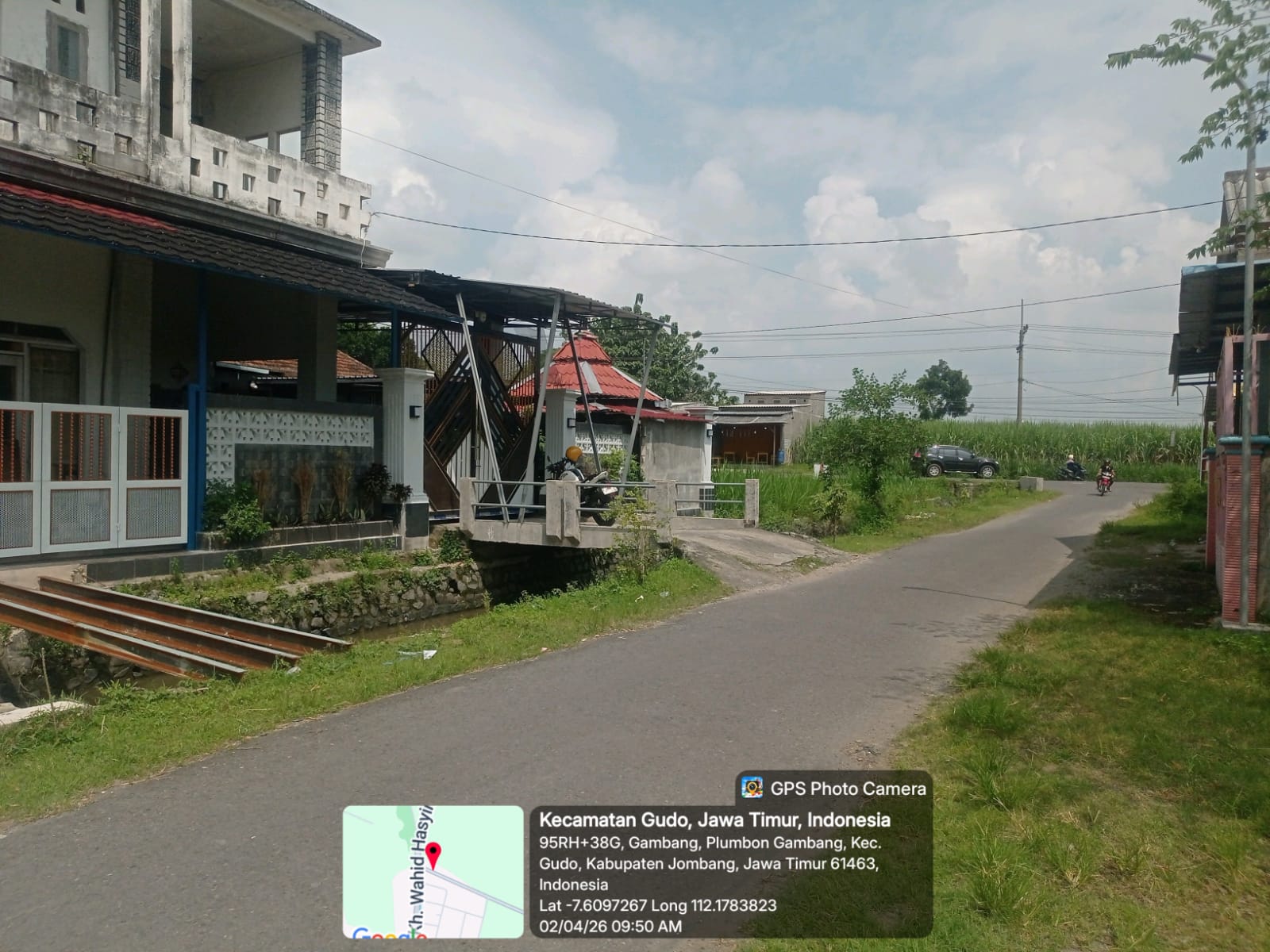 Rumah Hunian Dua Tingkat di Pinggir Jalan Gudo