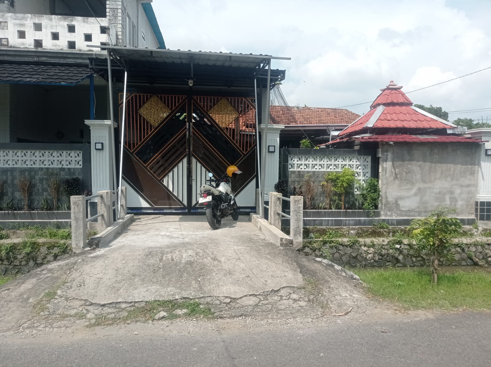 Rumah Hunian Dua Tingkat di Pinggir Jalan Gudo